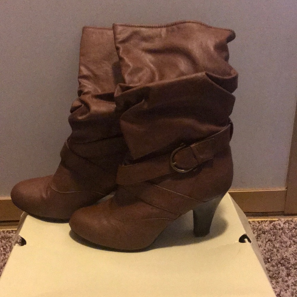 Mid rise boot